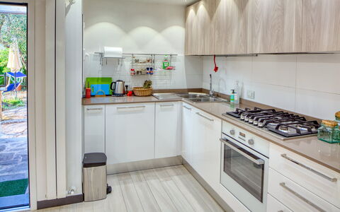 Il Frantoio Del Mesco - Levanto: Habitación, Estufa De Gas, Electrodoméstico, Diseño De Interiores, Cocina, Suelo, Aparato De Cocina, Fregadero, Estufa De Cocina, Vaso