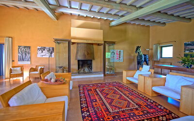 Villa Piano: Habitación, Propiedad, Mueble, Diseño De Interiores, Edificio, Techo, Sala, Casa, Bienes Raíces, Habitación