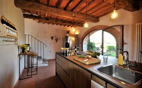 Villa Claudia: Fregadero, Grifo, Lavabo, Propiedad, Mostrador, Gabinetes, Arreglo De Tubería, Madera, Cocina, Diseño De Interiores