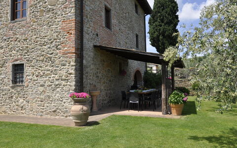 Villa Claudia: Planta, Ventana, Edificio, Maceta, Planta De Casa, Nube, Casa, Árbol, Hierba, Arbusto