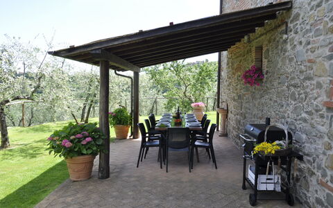 Villa Claudia: Planta, Flor, Maceta, Silla, Sombra, Mesa, Árbol, Cielo, Edificio, Ocio