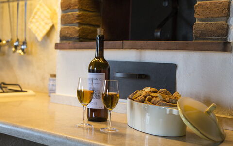 Villa Claudia: Comida, Mesa, Botella, Vajilla, Vino, Barware, Plato, Diseño De Interiores, Drinkware, Madera