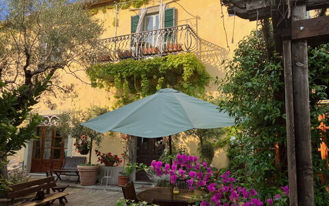 Villa Toppani Del Sodo: Planta, Edificio, Propiedad, Botánica, Flor, Sombra, Encendiendo, Arquitectura, Mesa Al Aire Libre, Casa