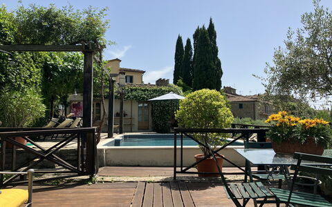 Villa Toppani Del Sodo: Cielo, Mesa, Edificio, Planta, Sombra, Árbol, Mueble Para Exteriores, Silla, Maceta, Ocio