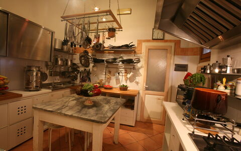 Villa Toppani Del Sodo: Mostrador, Gabinetes, Mesa, Mueble, Cocina, Aparato De Cocina, Encendiendo, Estufa De Cocina, Madera, Diseño De Interiores