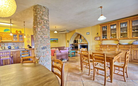 Villa Poggiospinoso: Propiedad, Habitación, Edificio, Amarillo, Diseño De Interiores, Bienes Raíces, Restaurante, Mueble, Casa, Comedor