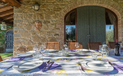 Villa Poggiospinoso: Propiedad, Habitación, Pared, Edificio, Diseño De Interiores, Arquitectura, Mesa, Casa, Restaurante, Loseta