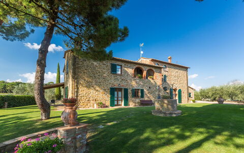Villa Poggiospinoso: Propiedad, Casa, Inmuebles, Casa, Edificio, Cielo, Bienes Raíces, Hierba, Árbol, Arquitectura