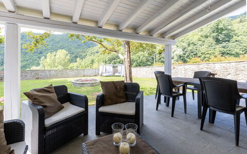 Villa Il Biancospino: Mueble, Mesa, Propiedad, Silla, Planta, Vajilla, Sombra, Diseño De Interiores, Árbol, Sala