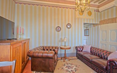 Messere: Madera, Habitación, Diseño De Interiores, Marrón, Sala, Mueble, Candelabro, Sofá, Techo, Suelo