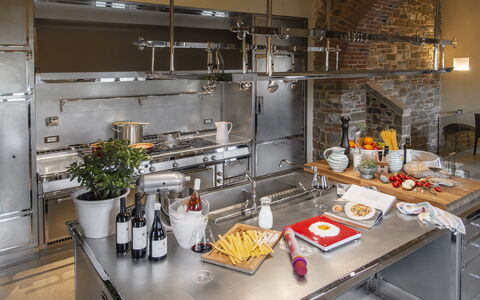 Villa Pianvecchio: Comida, Cocina, Comida, Vajilla, Cocina, Plato, Aparato De Cocina, Desayuno Tardío, Lámpara, Maceta