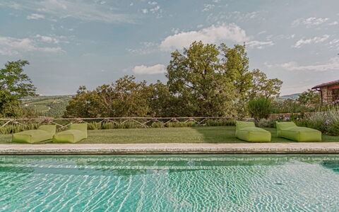 Villa Pianvecchio: Piscina, Nube, Propiedad, Bienes Raíces, Azur, Agua, Barrio Residencial, Recurso, Material Compuesto, Jardín