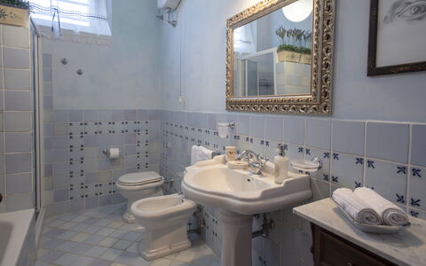 Villa Asciolo: Arreglo De Tubería, Azul, Arquitectura, Lavabo Del Baño, Habitación, Diseño De Interiores, Propiedad, Pared, Loseta, Púrpura