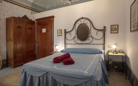 Villa Asciolo: Cama, Habitación, Diseño De Interiores, Textil, Manteles, Lecho, Suelo, Linos, Habitación, Pared