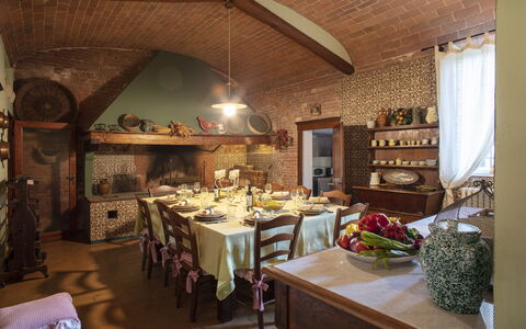 Villa Asciolo: Manteles, Habitación, Diseño De Interiores, Mesa, Techo, Mueble, Diseño De Interiores, Linos, Comedor, Accesorios De Casa