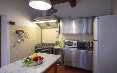 Villa Asciolo: Encendiendo, Habitación, Diseño De Interiores, Techo, Lámpara, Mostrador, Diseño De Interiores, Estufa De Cocina, Cocina, Electrodoméstico