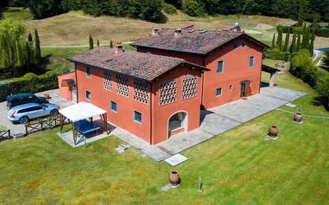 Villa Rossa: Casa, El Terreno Del Lote, Paisaje, Barrio Residencial, Techo, Casa, Área Rural, Césped, Jardín, Cabaña