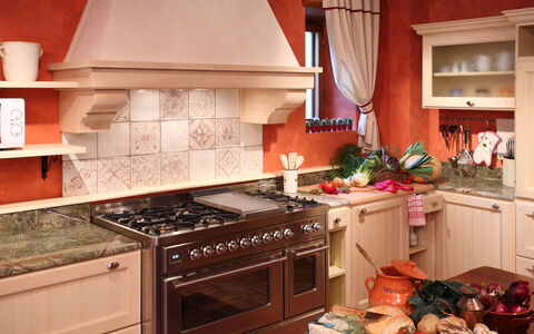 Villa Rossa: Habitación, Estufa, Electrodoméstico, Mostrador, Aparato De Cocina, Estufa De Cocina, Cocina, Diseño De Interiores, Gabinetes, Casa