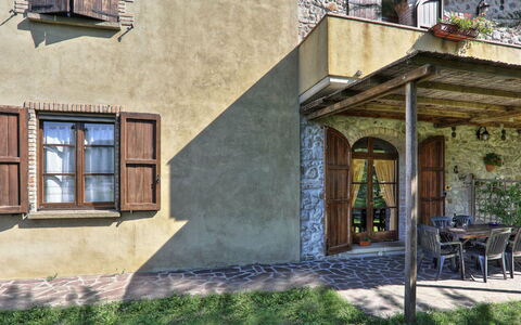 Agriturismo Le Selvole: Planta, Ventana, Propiedad, Edificio, Arquitectura, Madera, Barrio, Pared, Cabaña, Porche