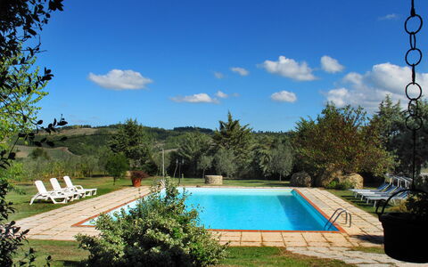 Agriturismo Le Selvole: Nube, Cielo, Agua, Planta, Tiempo De Día, Piscina, Naturaleza, Azur, Sombra, Botánica
