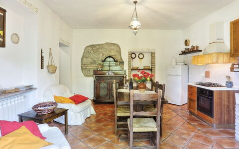 Agriturismo Le Selvole: Mueble, Gabinetes, Marco, Mesa, Encendiendo, Madera, Planta De Casa, Diseño De Interiores, Sala, Cajón