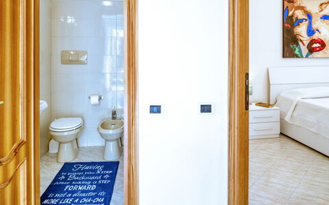 Luigina - Levanto: Habitación, Diseño De Interiores, Propiedad, Suelo, Pared, Lavabo Del Baño, Arreglo De Tubería, Piso, Cama, Loseta