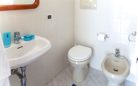 Luigina - Levanto: Azul, Arreglo De Tubería, Verde, Arquitectura, Lavabo Del Baño, Habitación, Pared, Propiedad, Púrpura, Diseño De Interiores