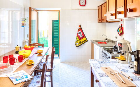 Luigina - Levanto: Habitación, Encendiendo, Diseño De Interiores, Amarillo, Mesa, Diseño De Interiores, Techo, Lámpara, Naranja, Cocina