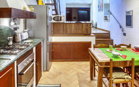 Mario - Levanto: Habitación, Mueble, Diseño De Interiores, Cajón, Gabinetes, Cocina, Suelo, Mostrador, Electrodoméstico, Manchas De Madera