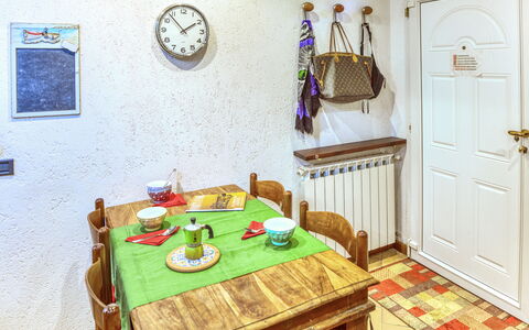 Mario - Levanto: Madera, Habitación, Diseño De Interiores, Puerta, Mesa, Piso, Suelo, Comedor, Pared, Manchas De Madera