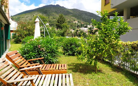 Mario - Levanto: Mueble, Mueble Para Exteriores, Jardín, Mesa Al Aire Libre, Sombra, Silla, Eco Hotel, Césped, Yarda, Patio Interior