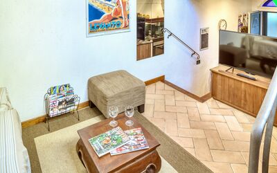 Mario - Levanto: Habitación, Diseño De Interiores, Sofá, Diseño De Interiores, Marco, Madera Dura, Sala, Mesa De Café, Linos, Sofá Cama