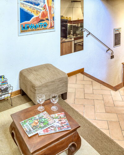 Mario - Levanto: Habitación, Diseño De Interiores, Sofá, Diseño De Interiores, Marco, Madera Dura, Sala, Mesa De Café, Linos, Sofá Cama