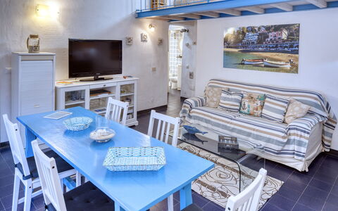 Appartamento Ivana - Levanto: Habitación, Diseño De Interiores, Mesa, Mueble, Sofá, Set De Televisión, Sala, Casa, Monitor De Pantalla Plana