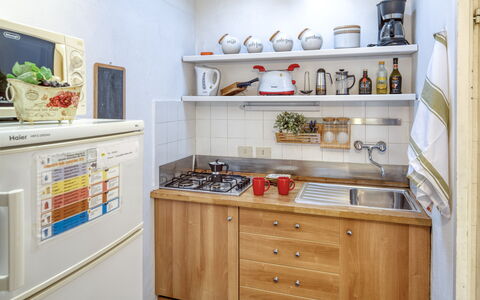 Appartamento Ivana - Levanto: Habitación, Blanco, Gabinetes, Cajón, Cocina, Aparato De Cocina, Electrodoméstico, Estantería, Alacena, Estante