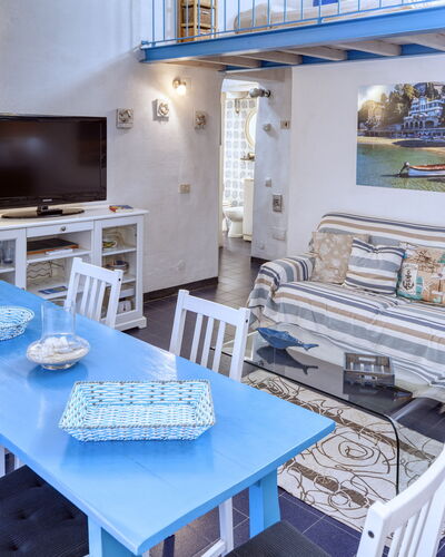 Appartamento Ivana - Levanto: Habitación, Diseño De Interiores, Mesa, Mueble, Sofá, Set De Televisión, Sala, Casa, Monitor De Pantalla Plana