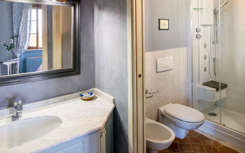 Villa Sole Del Chianti: Espejo, Lavabo, Propiedad, Arreglo De Tubería, Grifo, Lavabo Del Baño, Azul, Asiento Del Baño, Baño, Púrpura