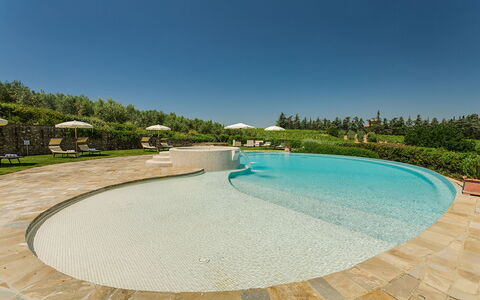 Villa Sole Del Chianti: Agua, Cielo, Piscina, Azur, Planta, Árbol, Ocio, Material Compuesto, Sombra, Paisaje