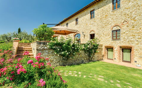 Villa Sole Del Chianti: Planta, Flor, Edificio, Ventana, Propiedad, Cielo, Árbol, Paisaje Natural, El Terreno Del Lote, Casa