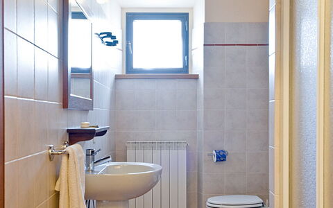 Agriturismo L'incrociata: Espejo, Arreglo De Tubería, Propiedad, Lavabo, Grifo, Púrpura, Baño, Madera, Diseño De Interiores