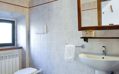 Colombaio: Espejo, Propiedad, Lavabo, Arreglo De Tubería, Lavabo Del Baño, Azul, Púrpura, Ventana, Baño, Encendiendo