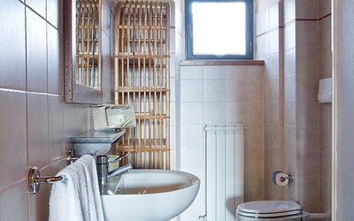 Arco: Espejo, Grifo, Lavabo, Propiedad, Arreglo De Tubería, Baño, Lavabo Del Baño, Edificio, Púrpura, Arquitectura