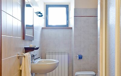 Granaio: Espejo, Arreglo De Tubería, Propiedad, Lavabo, Grifo, Púrpura, Baño, Madera, Diseño De Interiores