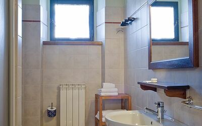 Cantina: Espejo, Arreglo De Tubería, Grifo, Propiedad, Lavabo, Lavabo Del Baño, Baño, Púrpura, Azul