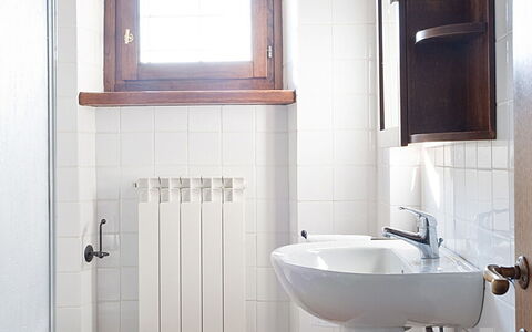 Villa Miravalle: Espejo, Lavabo, Arreglo De Tubería, Propiedad, Lavabo Del Baño, Grifo, Blanco, Baño, Púrpura