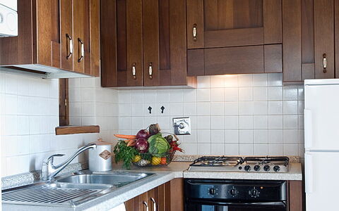 Villa Miravalle: Gabinetes, Mostrador, Propiedad, Lavabo, Fregadero, Edificio, Estufa De Cocina, Cocina, Aparato De Cocina, Madera