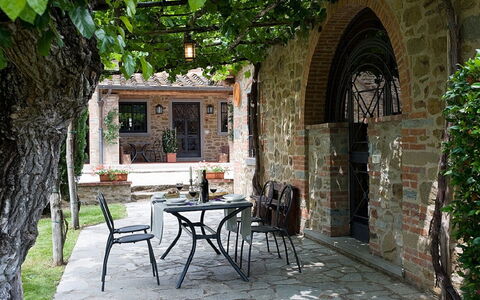 Cottage Capanna: Mesa, Planta, Mueble, Edificio, Ventana, Silla, Puerta, Mesa Al Aire Libre, Casa, Bienes Raíces