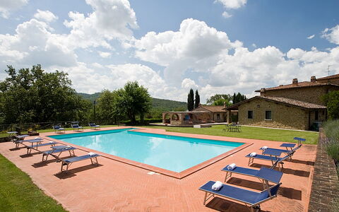 Cottage Capanna: Nube, Planta, Cielo, Propiedad, Piscina, Edificio, Agua, Azur, Árbol, Sombra