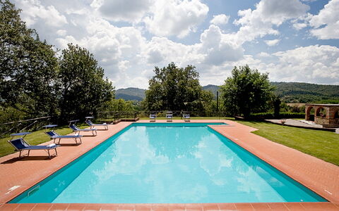 Cottage Capanna: Agua, Nube, Cielo, Tiempo De Día, Propiedad, Piscina, Azur, Planta, Rectángulo, Árbol