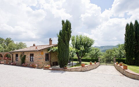 Cottage Capanna: Nube, Cielo, Planta, Edificio, Ventana, Árbol, Superficie De La Carretera, Casa, El Terreno Del Lote, Paisaje